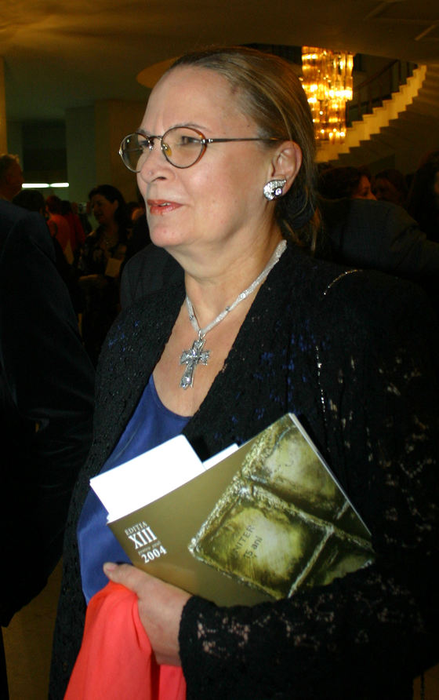 Momente emoționante la căpătâiul actriței Ilinca Tomoroveanu. Aplauze în fața Teatrului Național