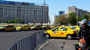 Zeci de taximetrişti şi transportatori protestează în Piaţa Victoriei!