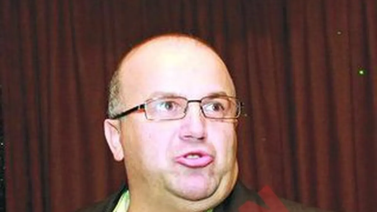 Le-a pus silicoane colaboratoarelor lui