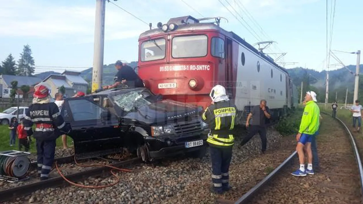 Cine este șoferul care a rămas încarcerat în bolidul său de lux, după ce l-a lovit trenul!