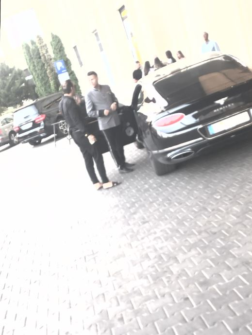 Jpseph discută cu angajatul hotelului, care a venit să-l întâmpine