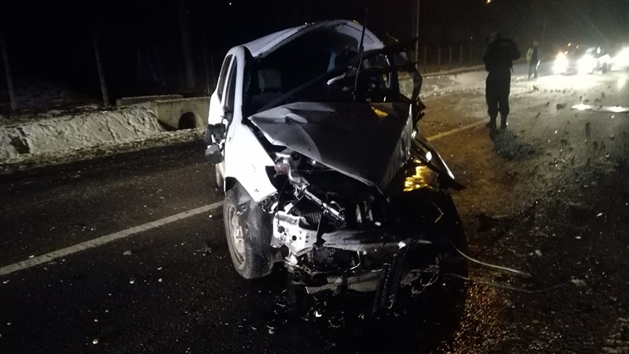 Accident violent în Târgu Mureș! Doi răniți grav, după ce mașina în care erau s-a izbit de un cap de pod și s-a răsturnat
