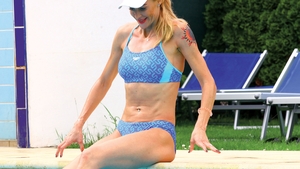 Aşa arată ROXANA CIUHULESCU în costum de baie! A fost surprinsă udă şi cu ”dotările” la vedere