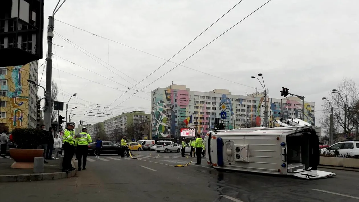 ULTIMA ORĂ! Accident grav în Capitală! O ambulanță a fost lovită de o mașină, în timp ce transporta un pacient la spital