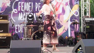 La un pas de moarte după ce a mâncat naftalină! Marina Voica, botezată la 50 de ani