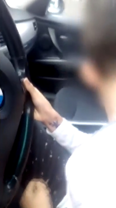 Băiatul-șofer își ascunde privirea când este întrebat ce caută la volan