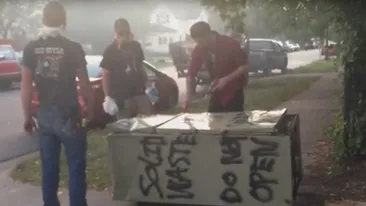 Au gasit un frigider pe strada si s-au decis sa il deschida cu o surubelnita electrica! Ce au gasit este chiar uluitor