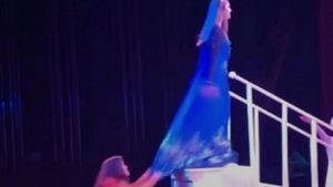 Imagini spectaculoase. O artistă a rămas fără rochie, chiar în timpul concertului, după ce o femeie a tras de ea