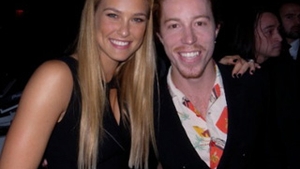 Cea mai sexy femeie din lume, in bratele unui olimpic! Bar Refaeli se iubeste cu Shaun White?