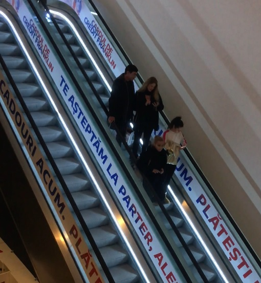 Cristi Borcea împreună cu Valentina Pelinel la mall
