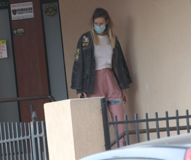 Gabriela Prisăcariu iese dintr-un centru de remodelare corporală