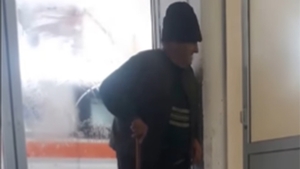 Imagini revoltătoare: un bătrân ajunge la spital şi strigă "Nu mai pot", dar nimeni nu îl bagă în seamă! 