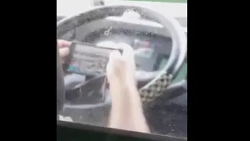 EL este şoferul de autobuz care a ieşit la vânătoare de pokemoni. Surpriză, era la volan! Pasagerii au rămas interzişi: „Scapă cine poate!“