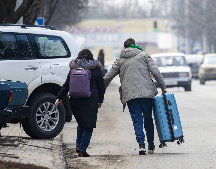 Oamenii, cu valizeze după ei, după operațiunea militară a Rusiei, din 24 februarie 2022, la Kramatorsk, Ucraina. (Sursa foto: hepta.ro)