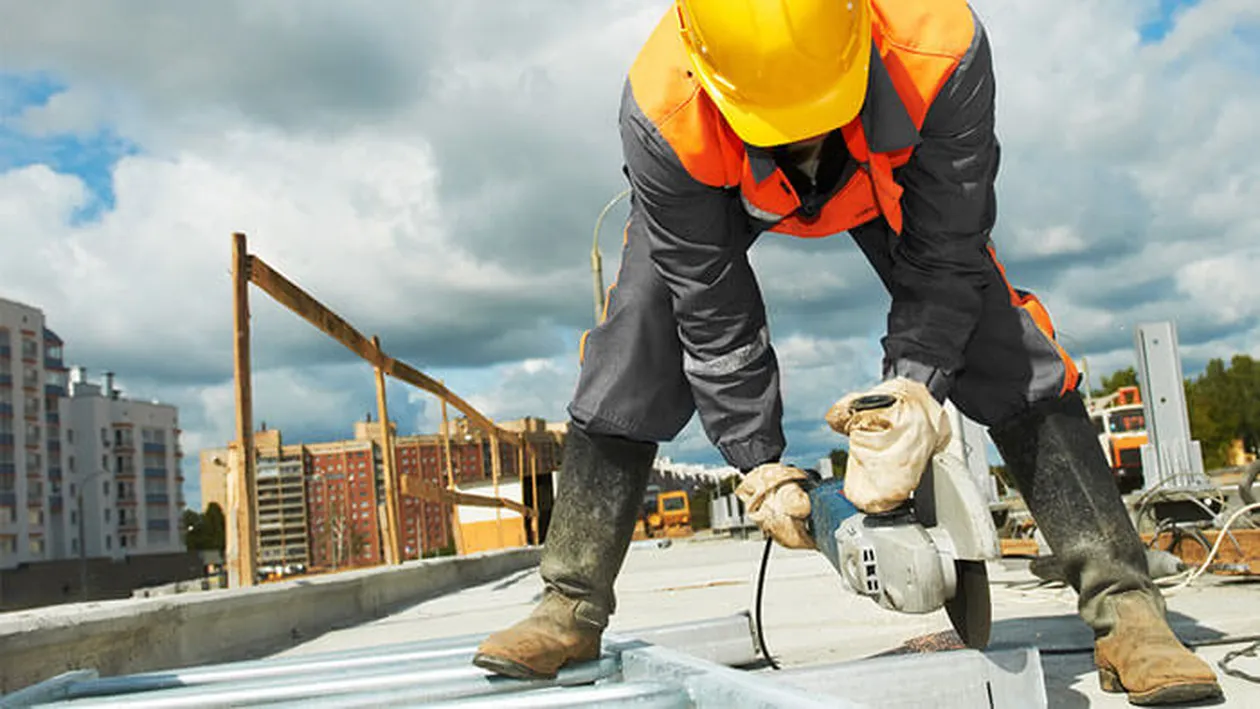 A căzut de pe o schelă în stațiunea Olimp, iar trupul i-a fost străpuns de un țăruș metalic