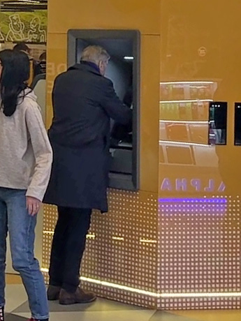 Ilie Năstase scoate bani de la bancomat (SURSA FOTO: CANCAN.RO)