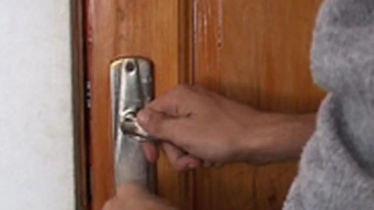 Ai geamuri termopan si aparat de aer conditionat? Risti sa fii calcat de hoti