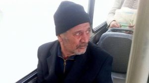 Ce a păţit acest bătrân după ce s-a urcat în autobuz, în Iaşi, fără să poarte mască de protecţie! Linşat de călători: "Vai şi amar"