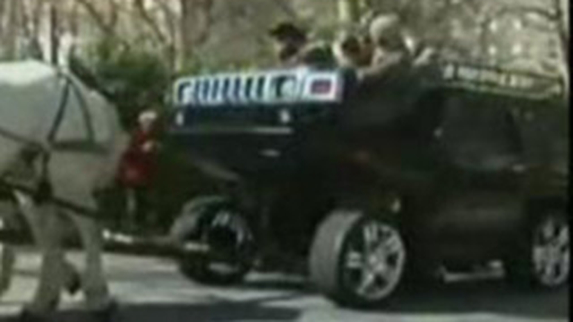 VIDEO Hummer cu doi cai putere! A transformat SUV-ul in caruta!