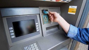 Toți românii trebuie să știe! Există o nouă metodă de înșelătorie, la bancomat. Cum poți rămâne fără bani pe card