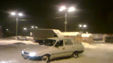 Credeai ca doar smecherii cu bolizii de zeci de mii de euro fac cerculete si drift! Uite-l pe amarasteanu asta cu Dacia 1310 cum se da pe zapada!