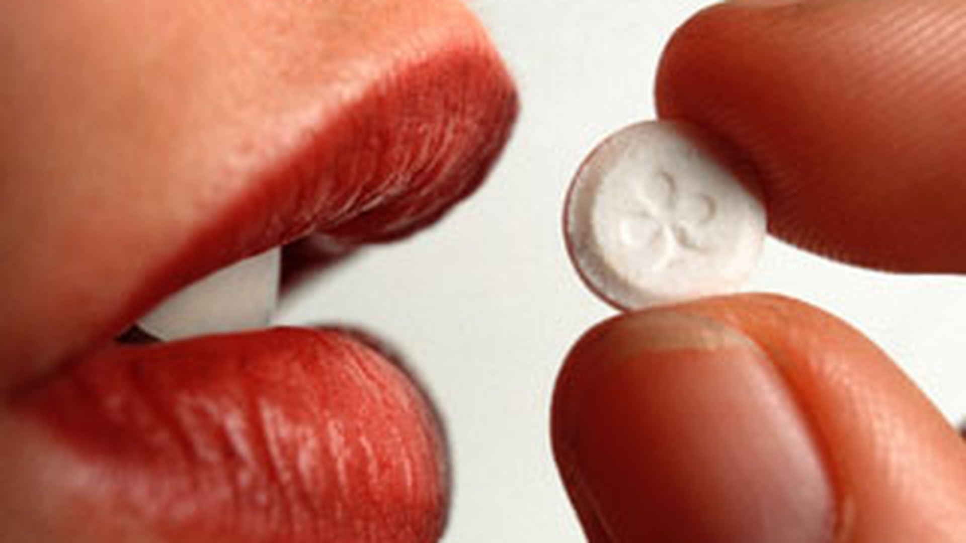 Patru tineri din Capitala, trimisi in judecata pentru trafic de comprimate Ecstasy! "Da-i-le ei sa le bage la tate direct!"