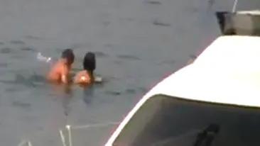 VIDEO EXCITANT! Un cuplu de swingeri a coborat din iaht la Mamaia ca sa faca sex in mare - Vezi cum arata o partida pe la spate in apa si de ce gagicile ramase pe iaht salivau