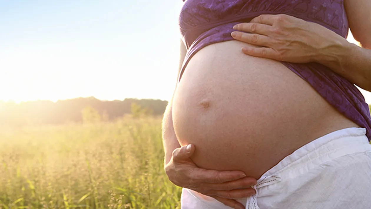 O pasageră a născut un băieţel la bordul unui avion, imediat după aterizarea la Bucureşti