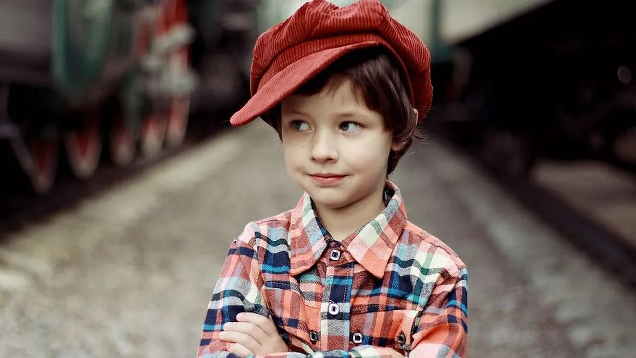 Un băiețel de 8 ani a scris o compunere care i-a lăsat mască pe părinți: „Tatăl meu a salvat-o de la moarte pe mama. Ea era cu picioarele în aer și el peste ea!”