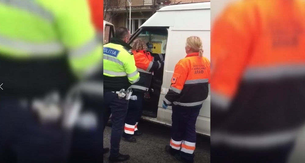 VIDEO / Imagini şocante în Arad! Un şofer a leşinat la volan şi s-a izbit de o altă maşină. Ce au aflat poliţiştii în urma cercetărilor
