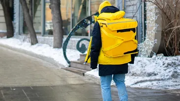 Salariu curier Glovo 2026. Cât încasează în fiecare lună în funcție de orele lucrate