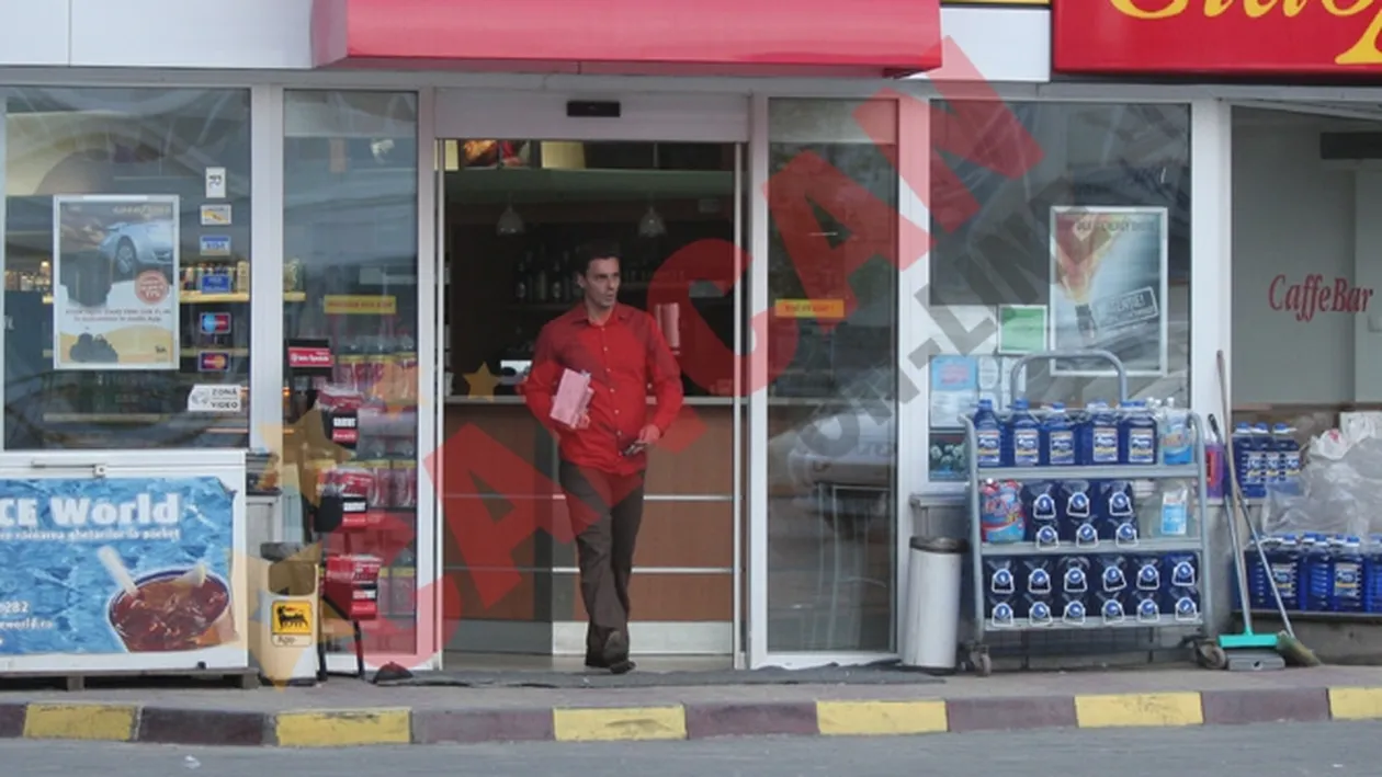 FOTO Mircea Badea se energizeaza la benzinarie