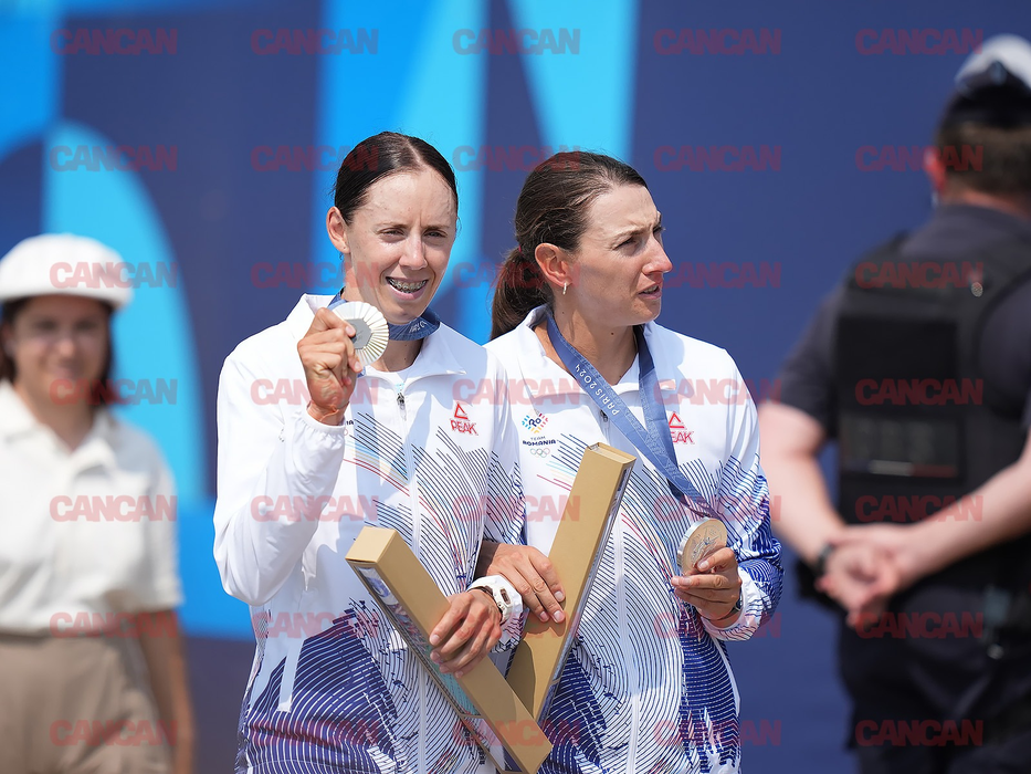Ionela Cozmiuc și Gianina van Groningen au câștigat medalia argint în finala de dublu vâsle categorie ușoară/ sursă foto: CANCAN.RO