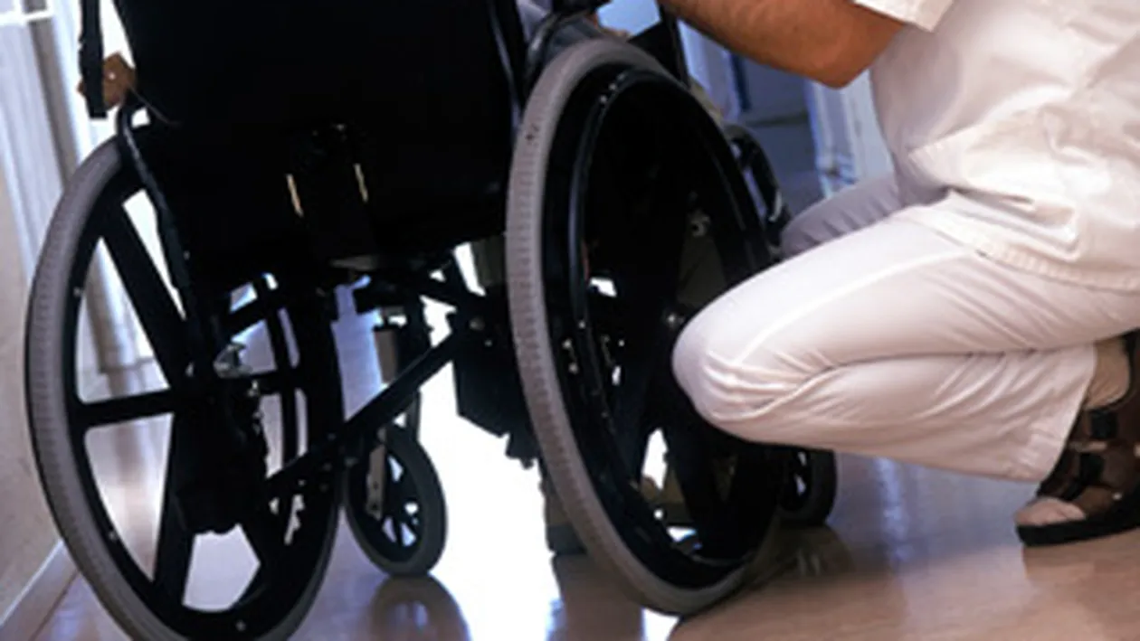 Barbat imobilizat in scaun cu rotile, intoxicat cu fum dupa ce garsoniera i-a luat foc