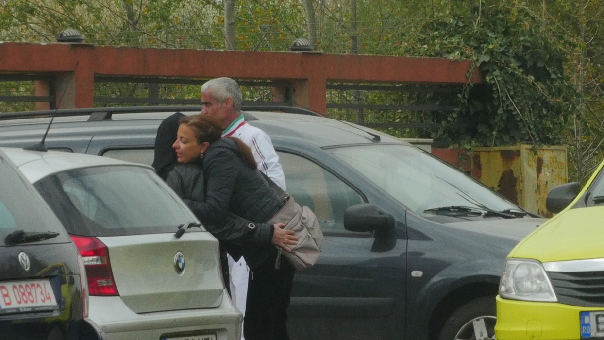 Elena Ion, văduva lui Fane Spoitoru, alături de câteva rude la parastasul de trei ani al soțului ei