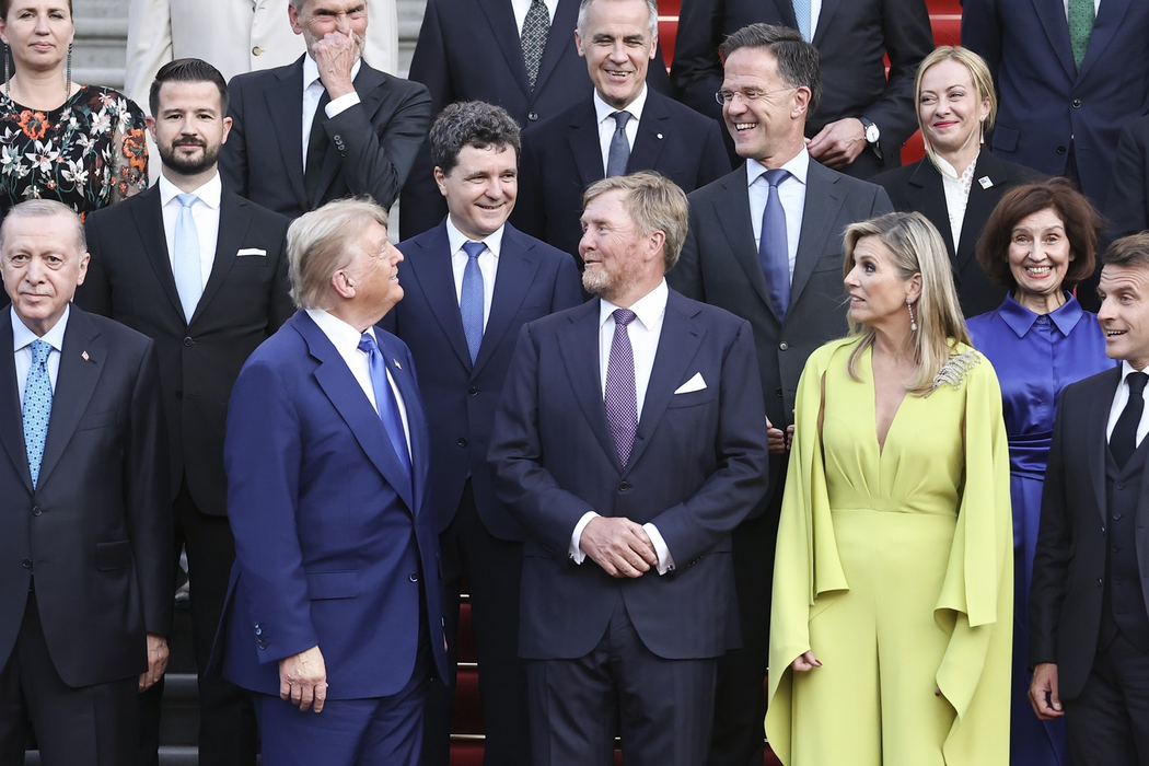 Fotografie de group cu regele Willem-Alexander și regina Maxima cu șefii de stat și de guverne participanți la summitul NATO înainte de dineul de la Paleis Huis Ten Bosch. Foto: Profimedia