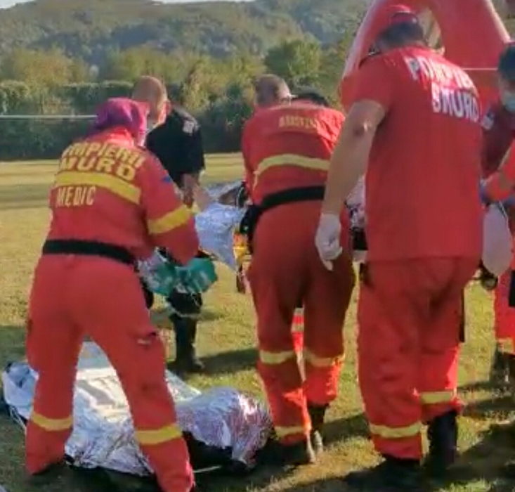 Un bărbat a suferit arsuri grave în urma unui incendiu de vegetație în Prahova. A fost adus cu elicopterul SMURD în București, iar medicii se tem pentru viața lui | VIDEO