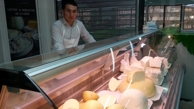Ciobanul Ghita si-a lasat nasul sa vanda la magazinul din Bucuresti! Ce crezi, are clienti?