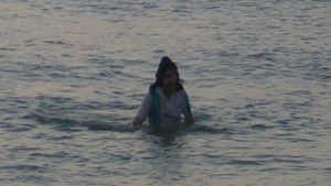 Cel mai pudic turist de pe litoral! Şi-a dorit atât de mult să facă o baie in mare, incât a uitat un lucru esential!