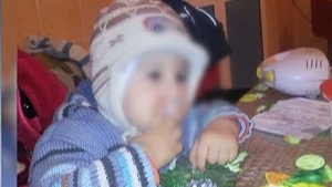 Imaginea socanta care ii scandalizeaza pe cei de la Protectia Copilului! Un micut fumeaza si se lasa fotografiat de parinti