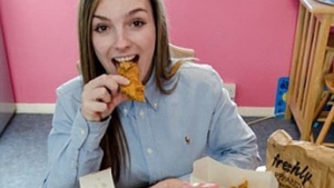 Această tânără a mâncat doar de la KFC timp de trei ani, pentru că suferea de o boală rară! Ce s-a întâmplat după ce a renunţat la mâncarea fast-food