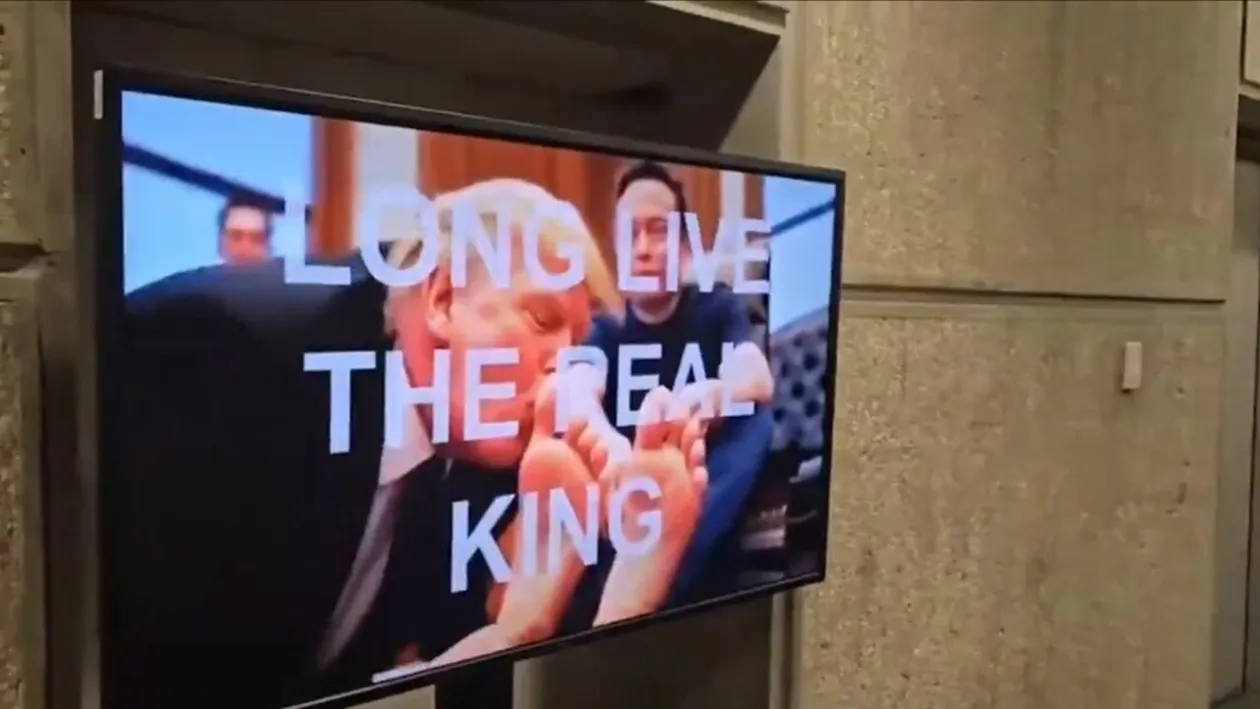 Un videoclip fals a stârnit rumoare într-o instituție federală din SUA. În imagini, Donald Trump apare lingându-i degetele de la picioare lui Elon Musk