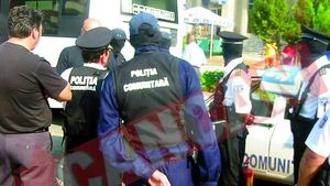Politistii din Barlad nu mai au voie sa scuipe seminte