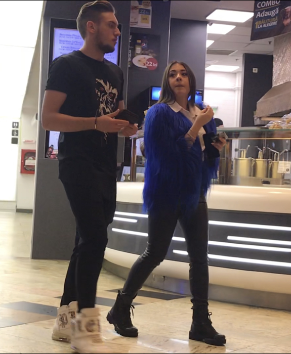 Nicole Cherry și iubitul ei se plimbă prin mall.