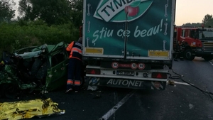 Ucis de oboseală. Un tânăr din Pucioasa a adormit la volan și a intrat într-un TIR, pe DN 71