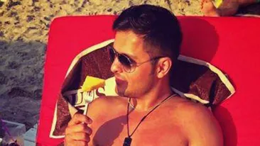 Femeile viseaza sa-l vada la bustul gol, insa vor fi dezamagite dupa ce vor vedea imaginile! Liviu Varciu are celulita pe burta