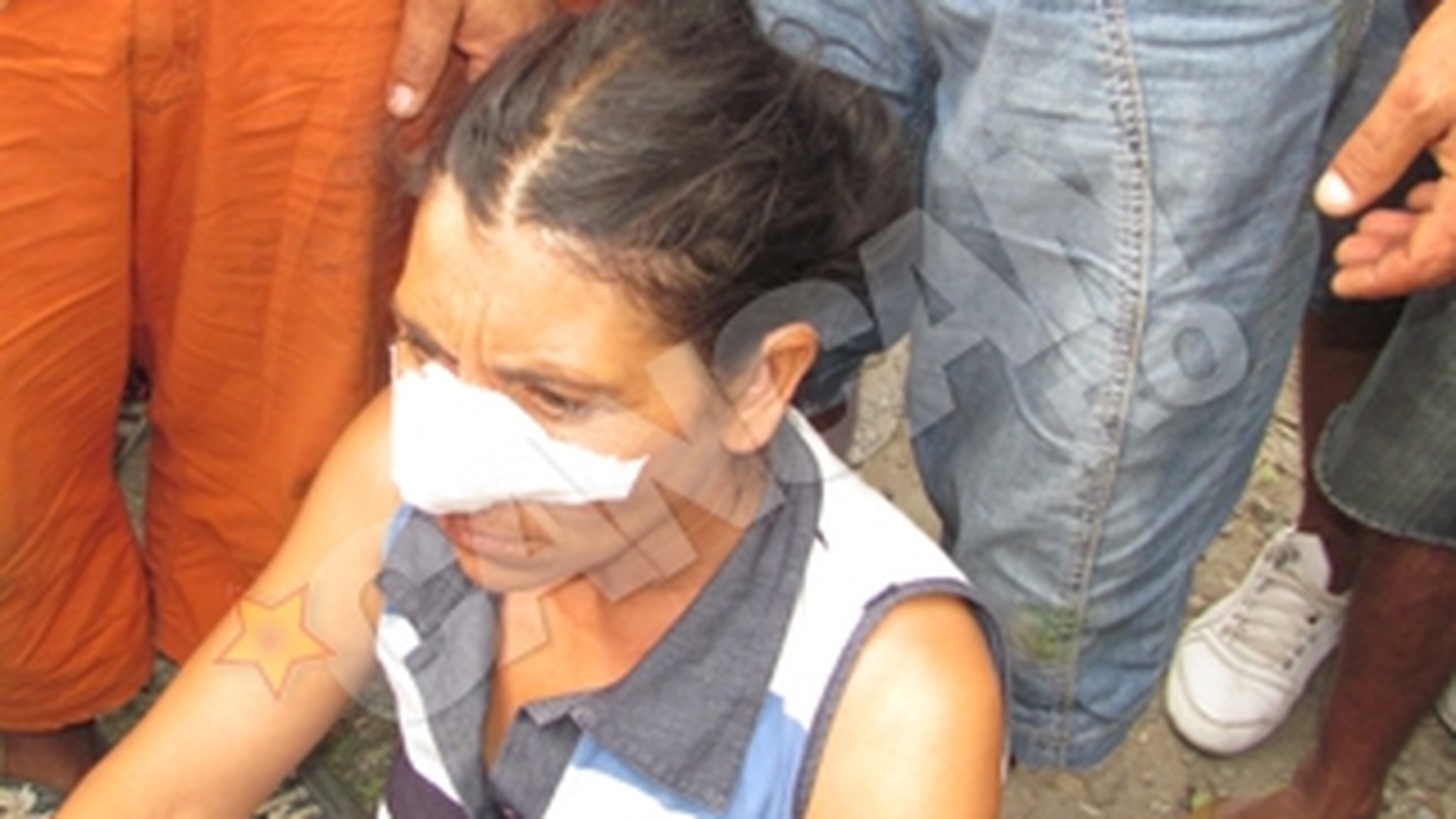 Scandal sangeros intr-o comuna din Galati! Sute de barbati si femei s-au batut cu sabii si bate