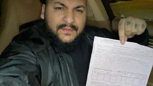 Dani Mocanu a petrecut alături de agentul care l-a amendat. Poliția a început o anchetă internă. FOTO