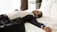 Greșeala pe care trebuie să o eviți după un zbor lung. Îți poate da peste cap somnul