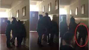 VIDEO / Un elev a fost snopit cu pumnii şi picioarele de trei femei pe holul unei şcoli din Constanţa! Cum se simte după ce a ajuns la spital şi de la ce a pornit totul